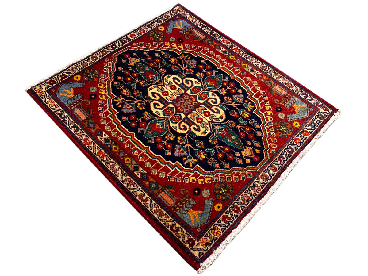 Tappeto quadrato 67x60 cm, fondo rosso con ornamentazione centrale blu scuro e dorata