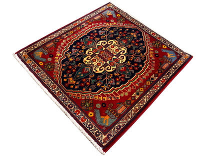 Tappeto quadrato 67x60 cm, campo rosso con bordo blu scuro e dettagli giallo-oro