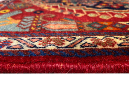 Bordo del tappeto con fitto pelo, base rossa e fascia decorata