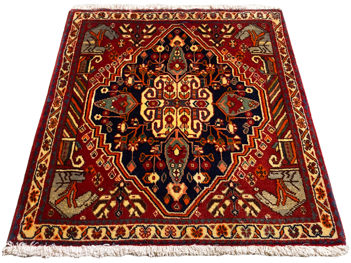 Tappeto quadrato di 65x59 cm con ornamenti multicolori e bordo perimetrale