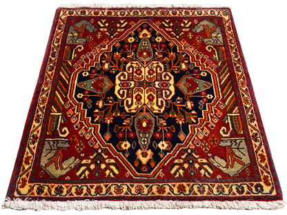 Tappeto quadrato di 65x59 cm con ornamenti multicolori e bordo perimetrale