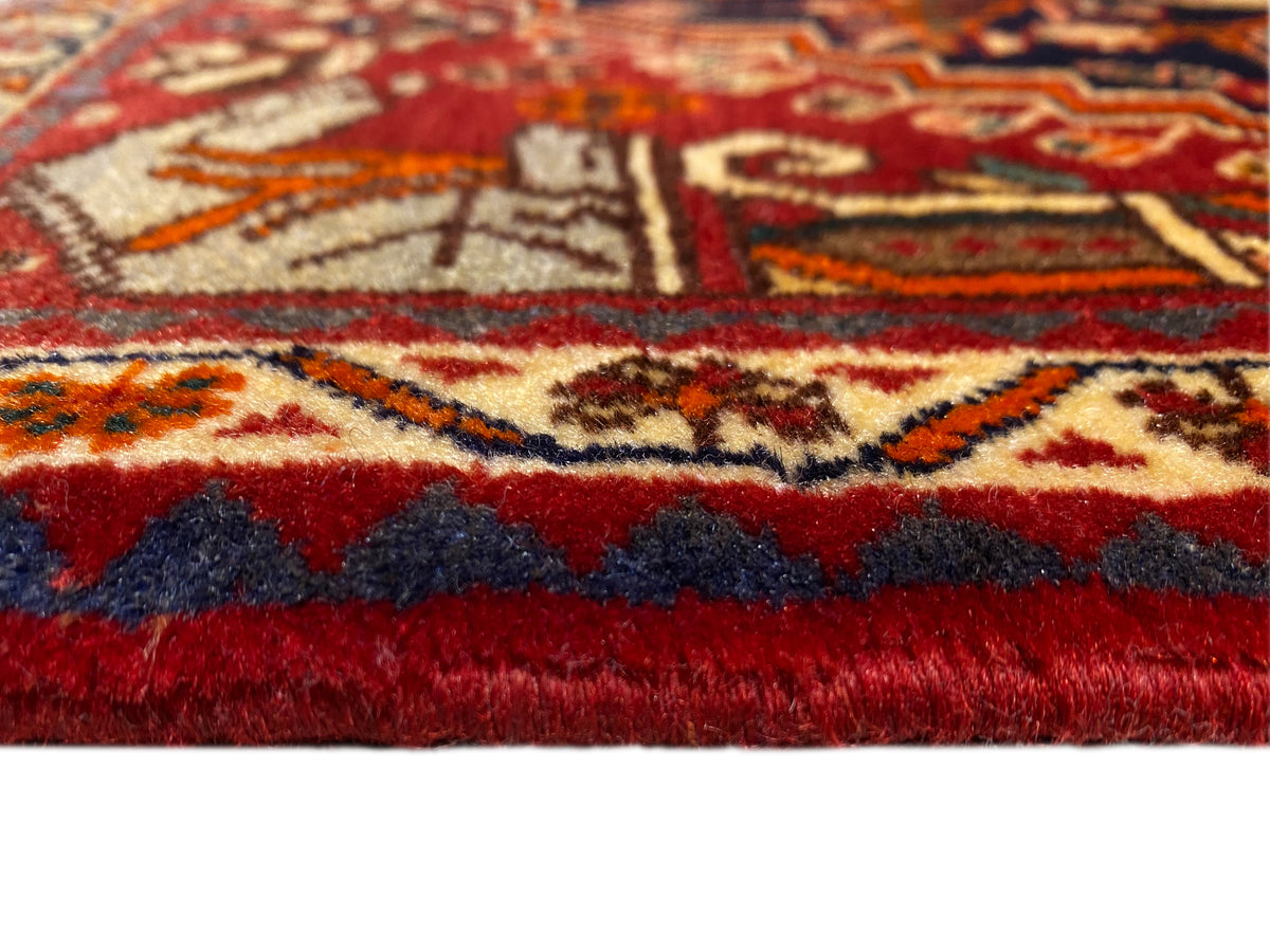 Tappeto 65x59 cm, vista ravvicinata: pelo rosso, bordo perimetrale e frange corte