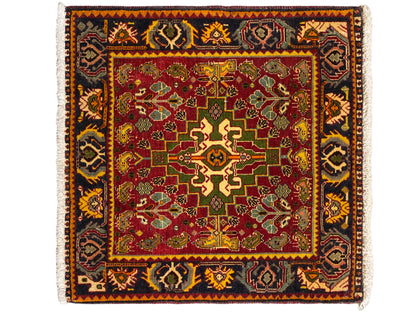 Tappeto con campo interno rosso, ornamenti verde-gialli e motivo di bordo scuro