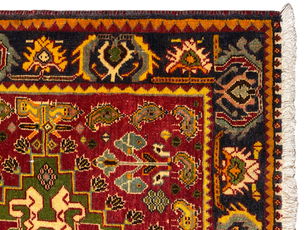 Bordo del tappeto con bordo scuro, rombi giallo-arancioni e frange bianche