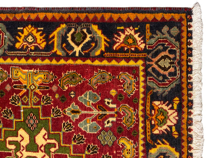 Bordo del tappeto con bordo scuro, rombi giallo-arancioni e frange bianche