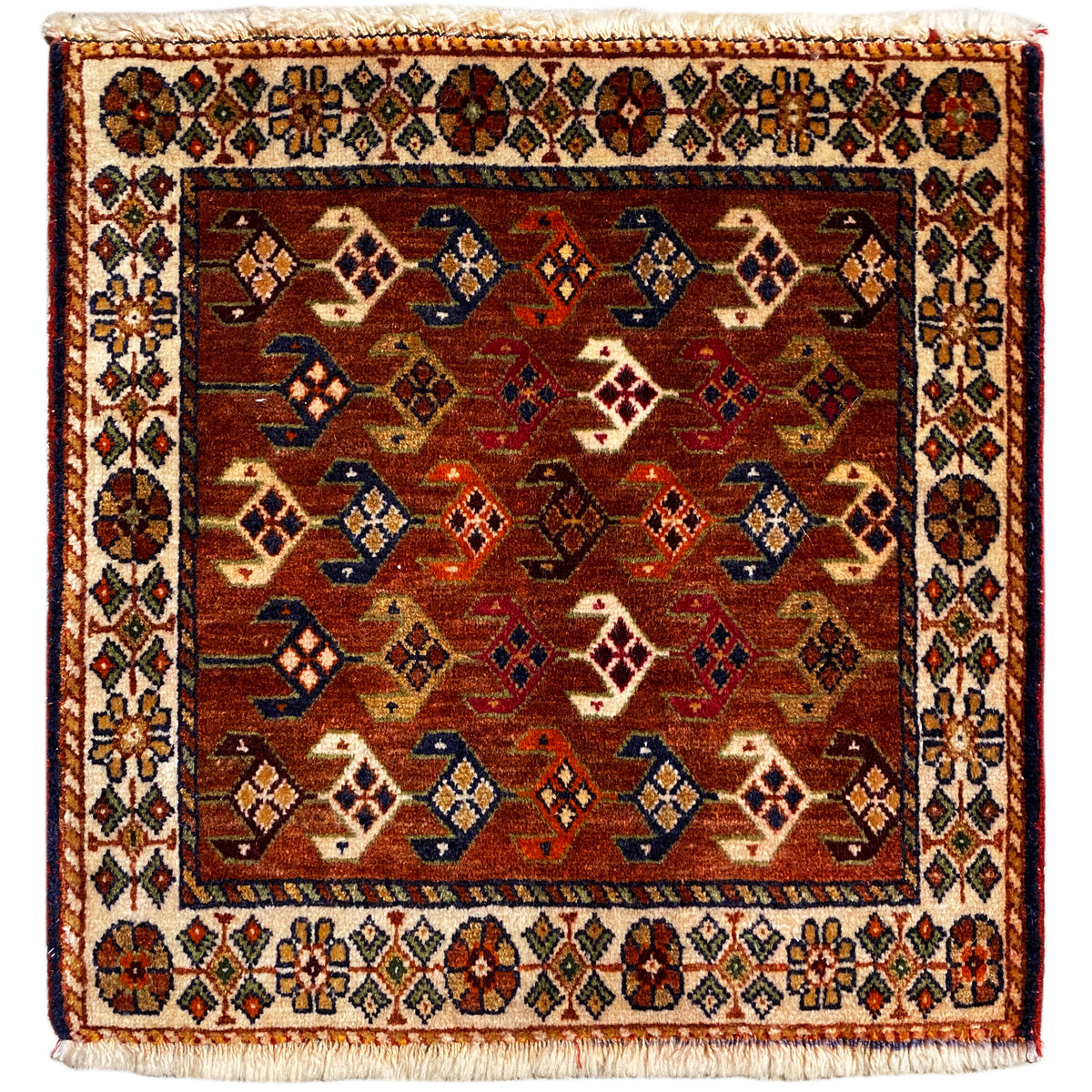 Tappeto Poshti 60x55 cm con motivo geometrico in rosso, marrone, blu e crema