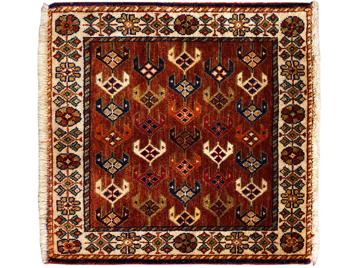 Tappeto Poshti 60x55 cm quadrato, motivi geometrici in rosso bruno, blu e crema