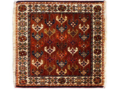 Tappeto Poshti 60x55 cm quadrato, motivi geometrici in rosso bruno, blu e crema