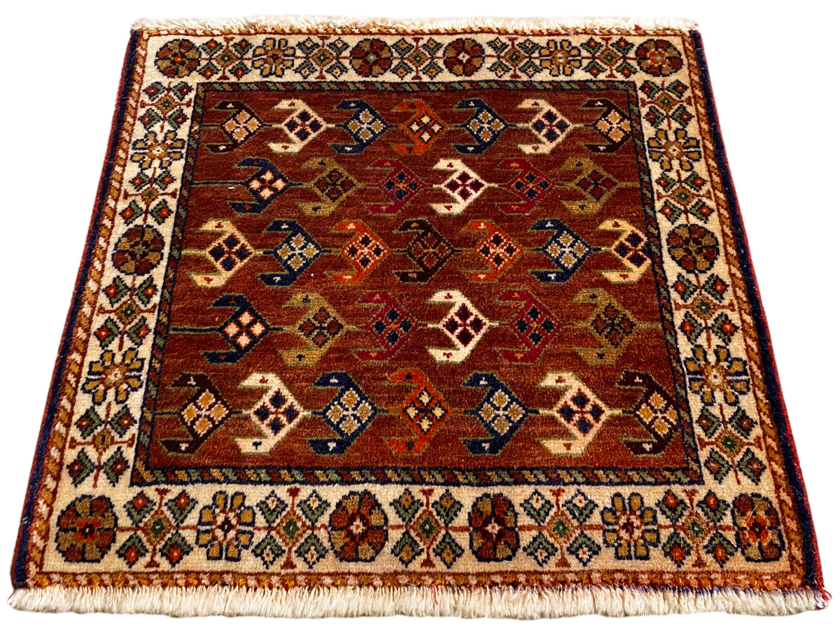 Tappeto Poshti quadrato 60x55 cm con campo rosso-bruno e rombi blu-rossi