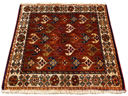 Tappeto Poshti quadrato 60x55 cm con campo rosso-bruno e rombi blu-rossi