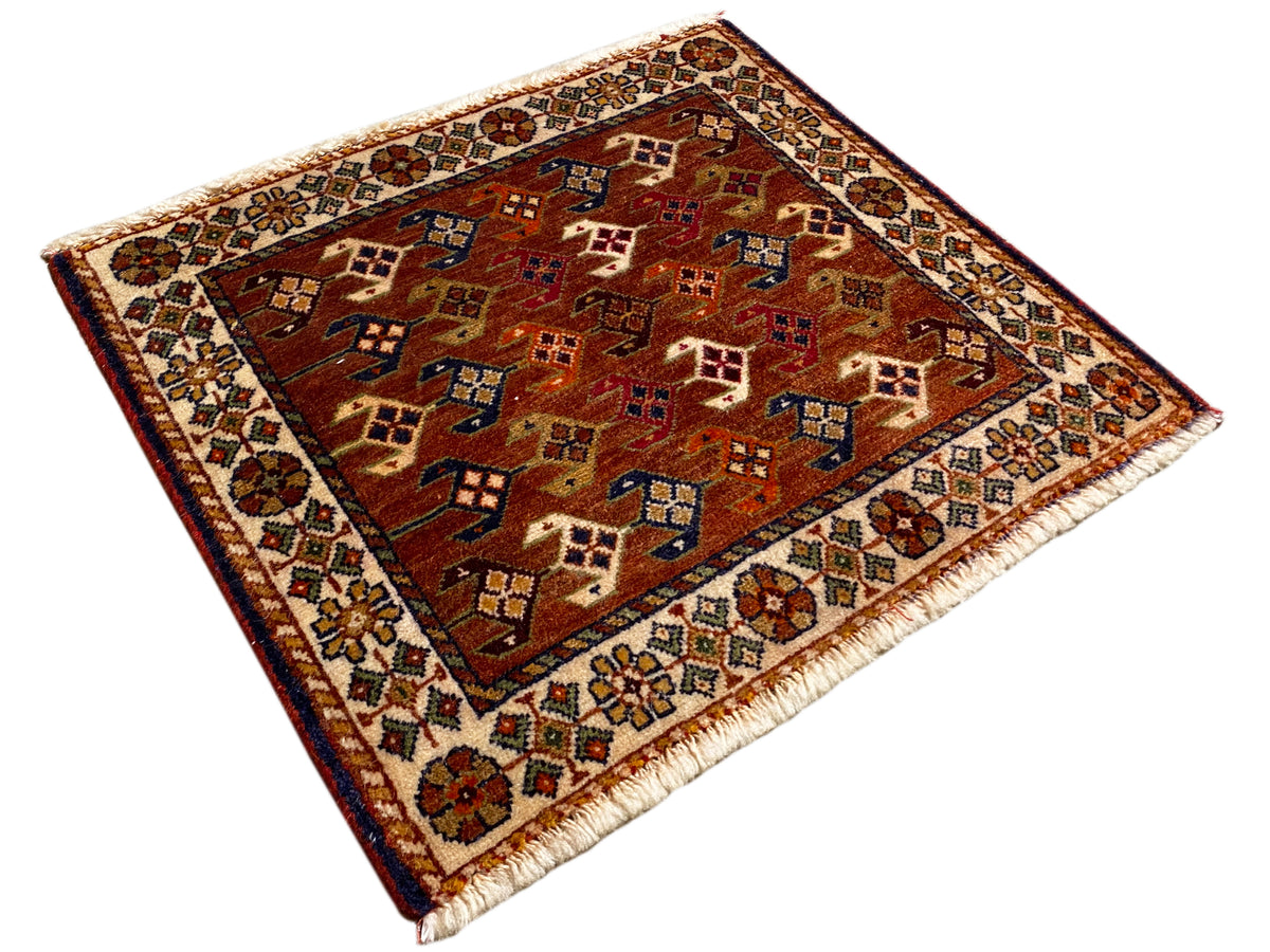 Tappeto Poshti 60x55 cm con bordo rifinito, frange e motivo rosso-bruno