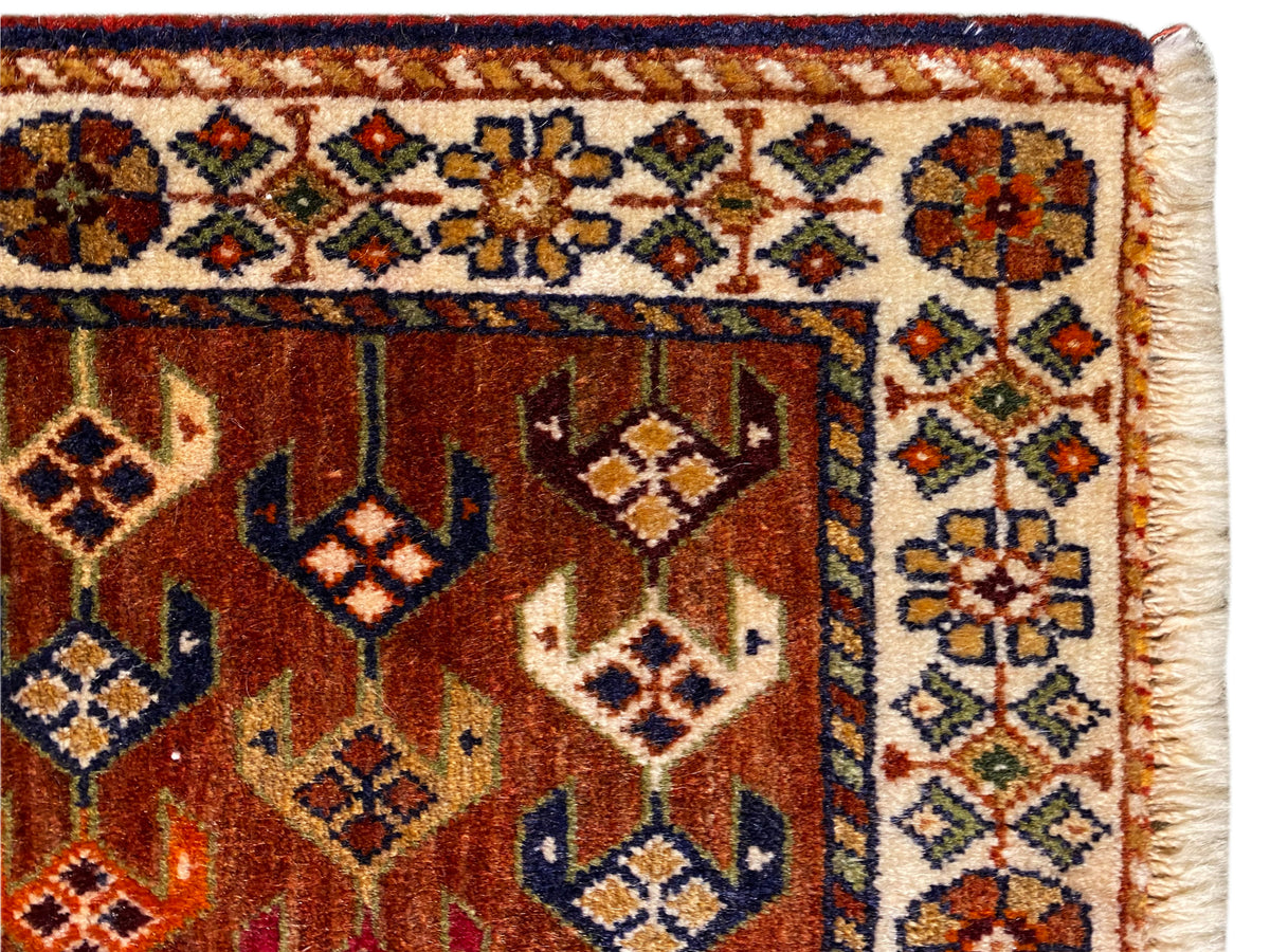 Tappeto Poshti 60x55 cm Dettaglio: fascia ornamentale e rombi centrali in rosso-bruno