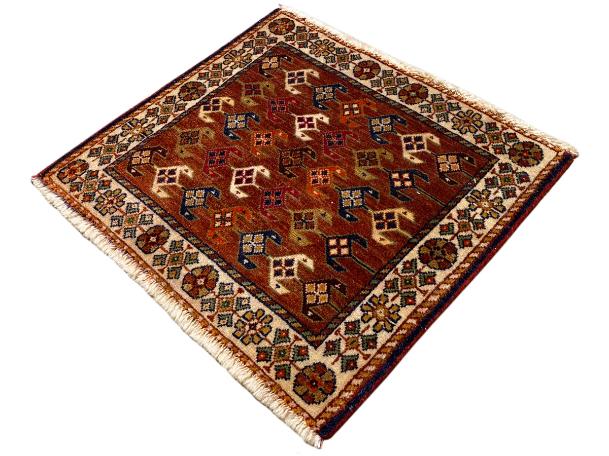Tappeto Poshti 60x55 cm, a trama piatta, con motivi geometrici in rosso bruno, blu e crema
