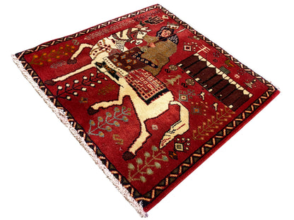 Poshti-Teppich mit rotem Muster, stilisierte Tiere und Ornamente, mit Fransen