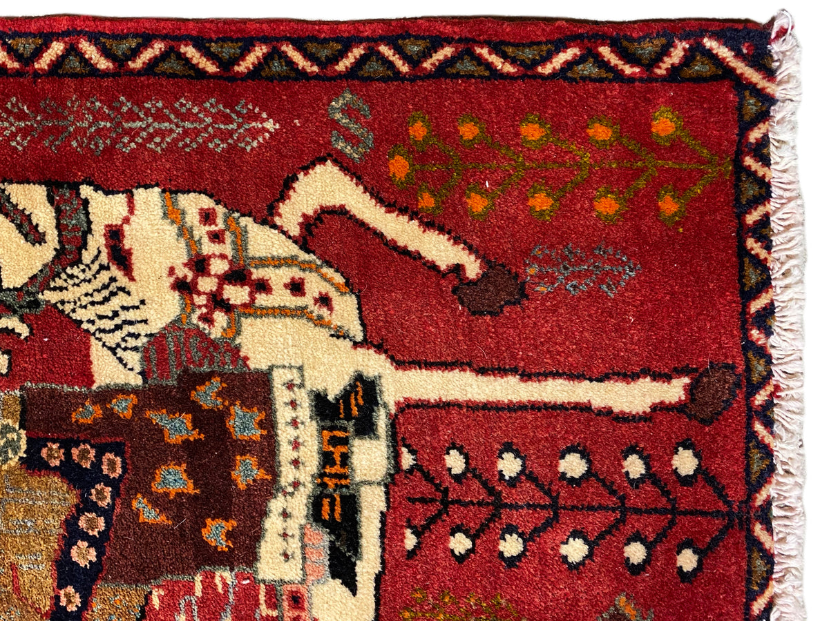 Nahansicht Poshti-Teppich: roter Flor mit weißem Pferdemotiv, umlaufende Zierkanten