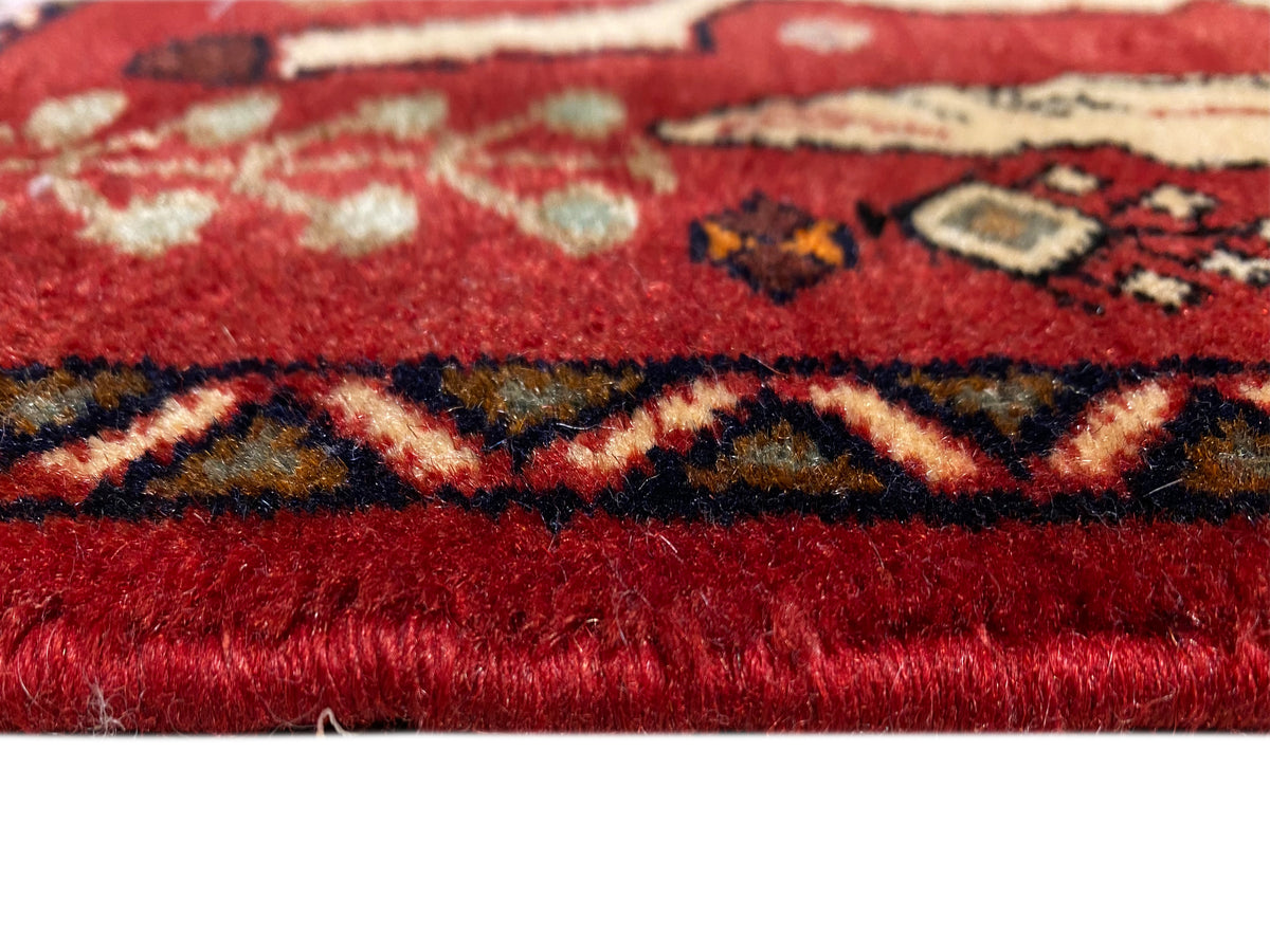 Roter Poshti-Teppich Detail: Florstruktur mit farbigen Ornamentbändern