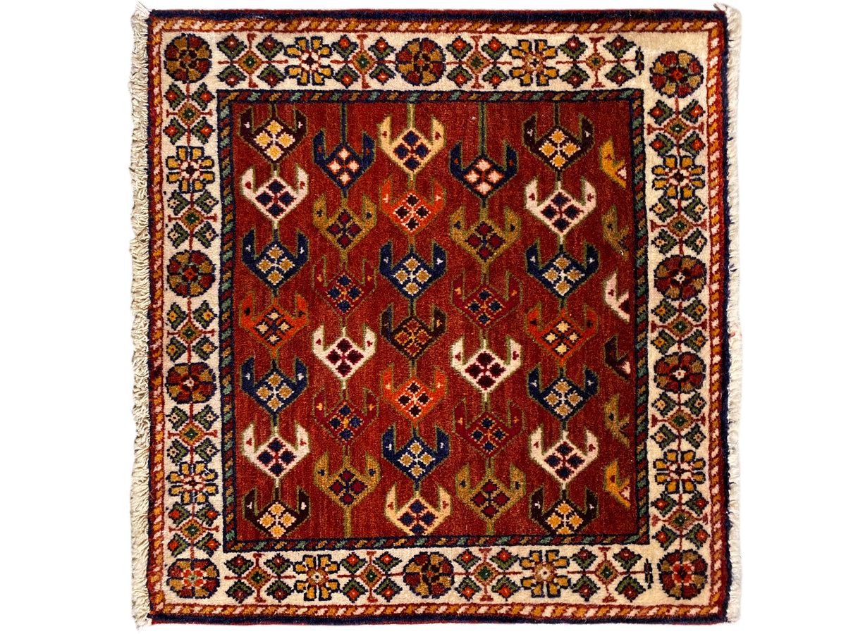 Tappeto quadrato 61x61 cm con campo decorato rosso, cornice ornamentale e frange