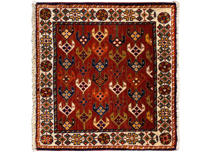 Tappeto quadrato 61x61 cm con campo decorato rosso, cornice ornamentale e frange