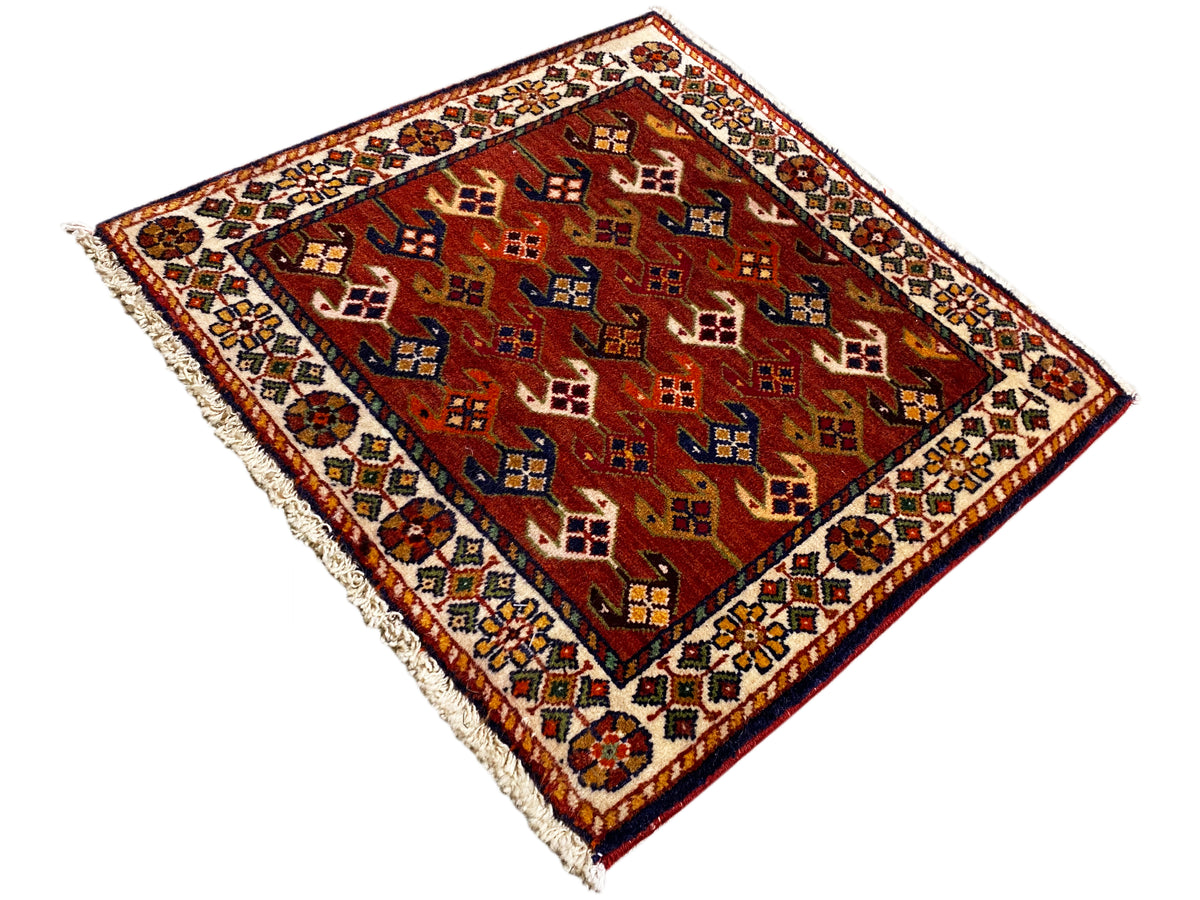 Tappeto 61x61 cm con campo decorato rosso, bordo multicolore e bordi sfrangiati