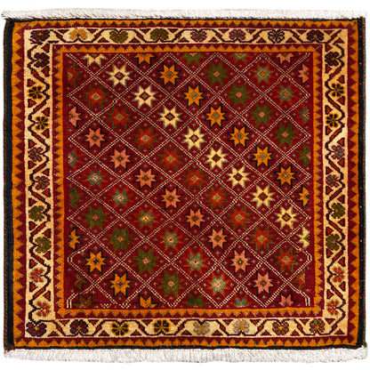 Tappeto persiano, rettangolare, multicolore con motivi ornamentali a stella e bordo sfrangiato.