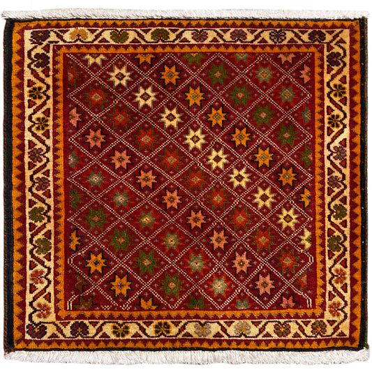 Tappeto persiano, rettangolare, multicolore con motivi ornamentali a stella e bordo sfrangiato.