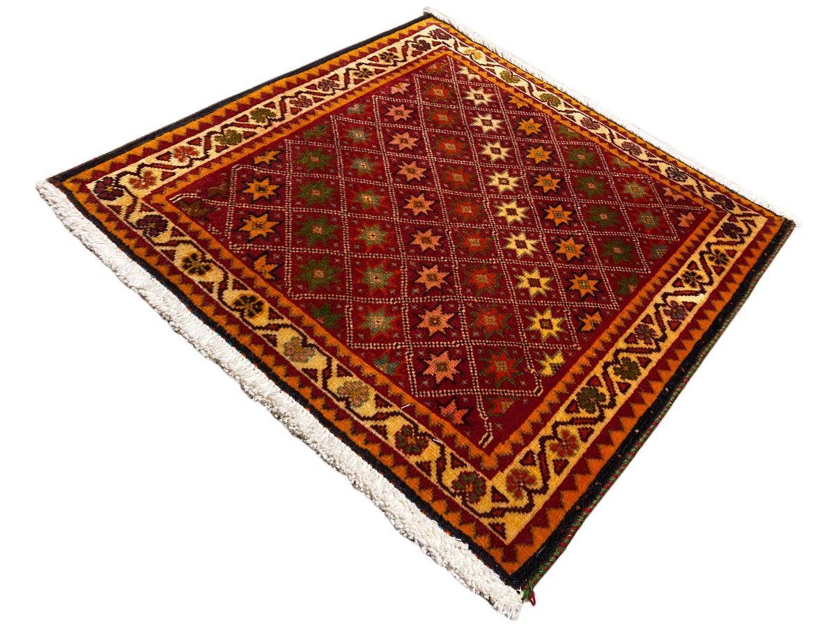 Tappeto Poshti, rettangolare: motivo multicolore con bordi decorativi e frange agli angoli.