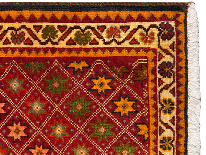 Vista dettagliata del tappeto Poshti: bordo ornamentale variopinto e motivo fitto nel campo interno.