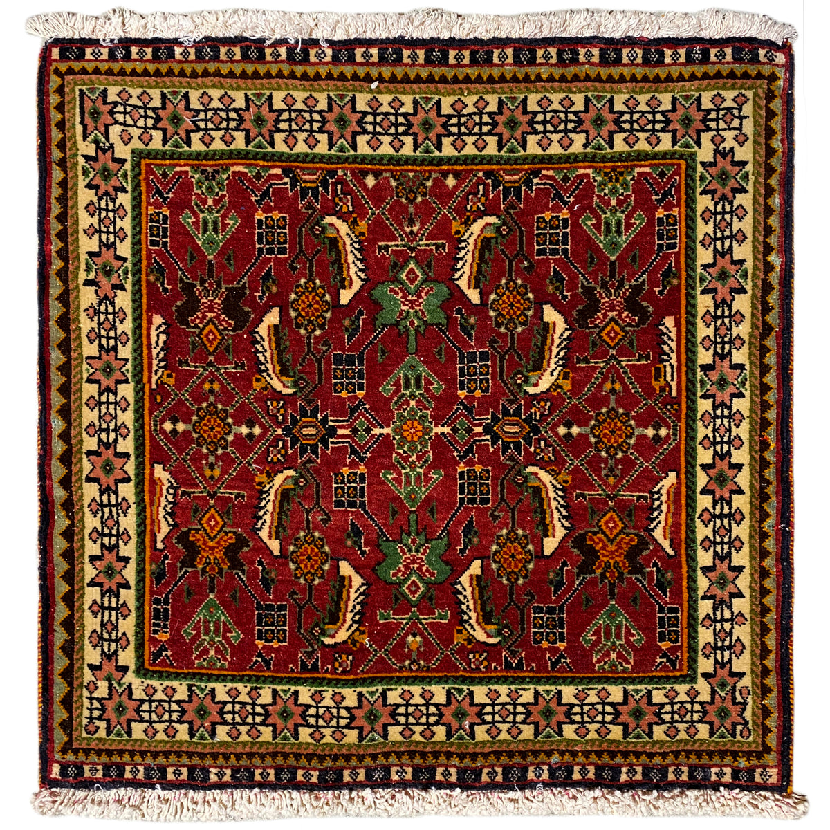 Tappeto Poshti 63x61 cm con motivo rosso e verde, con frange lungo il bordo.