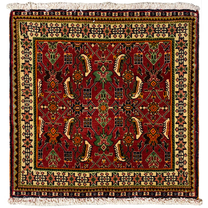Tappeto Poshti 63x61 cm con motivo rosso e verde, con frange lungo il bordo.