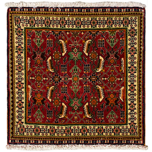 Tappeto Poshti 63x61 cm con motivo rosso e verde, con frange lungo il bordo.