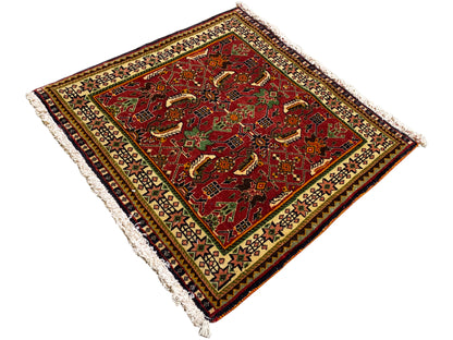 Tappeto Poshti 63x61 cm, vista ravvicinata diagonale: tappeto rosso con ornamenti e frange.