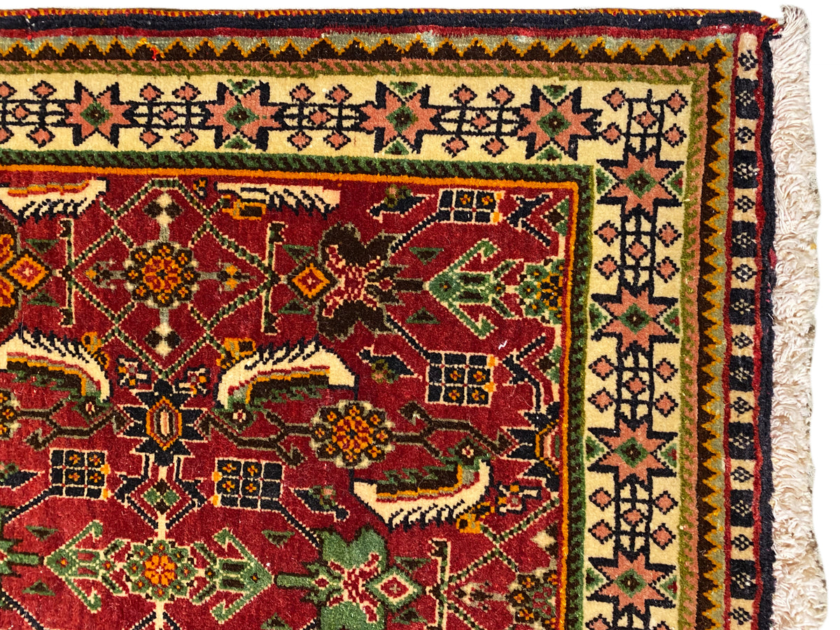 Tappeto Poshti 63x61 cm, vista dettagliata: campo ornamentale rosso con motivi verdi e gialli.