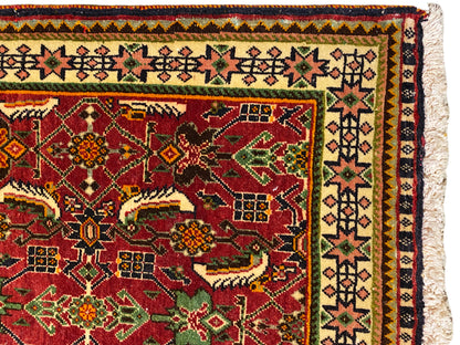 Tappeto Poshti 63x61 cm, vista dettagliata: campo ornamentale rosso con motivi verdi e gialli.