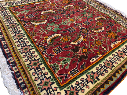 Tappeto Poshti 63x61 cm, vista dettagliata: motivo rosso con motivi animali/ornamentali e bordura.