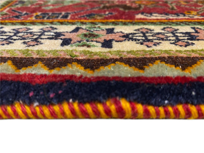 Primo piano del tappeto Poshti 63x61 cm: bordo tessuto multicolore con frange e struttura pronunciata.