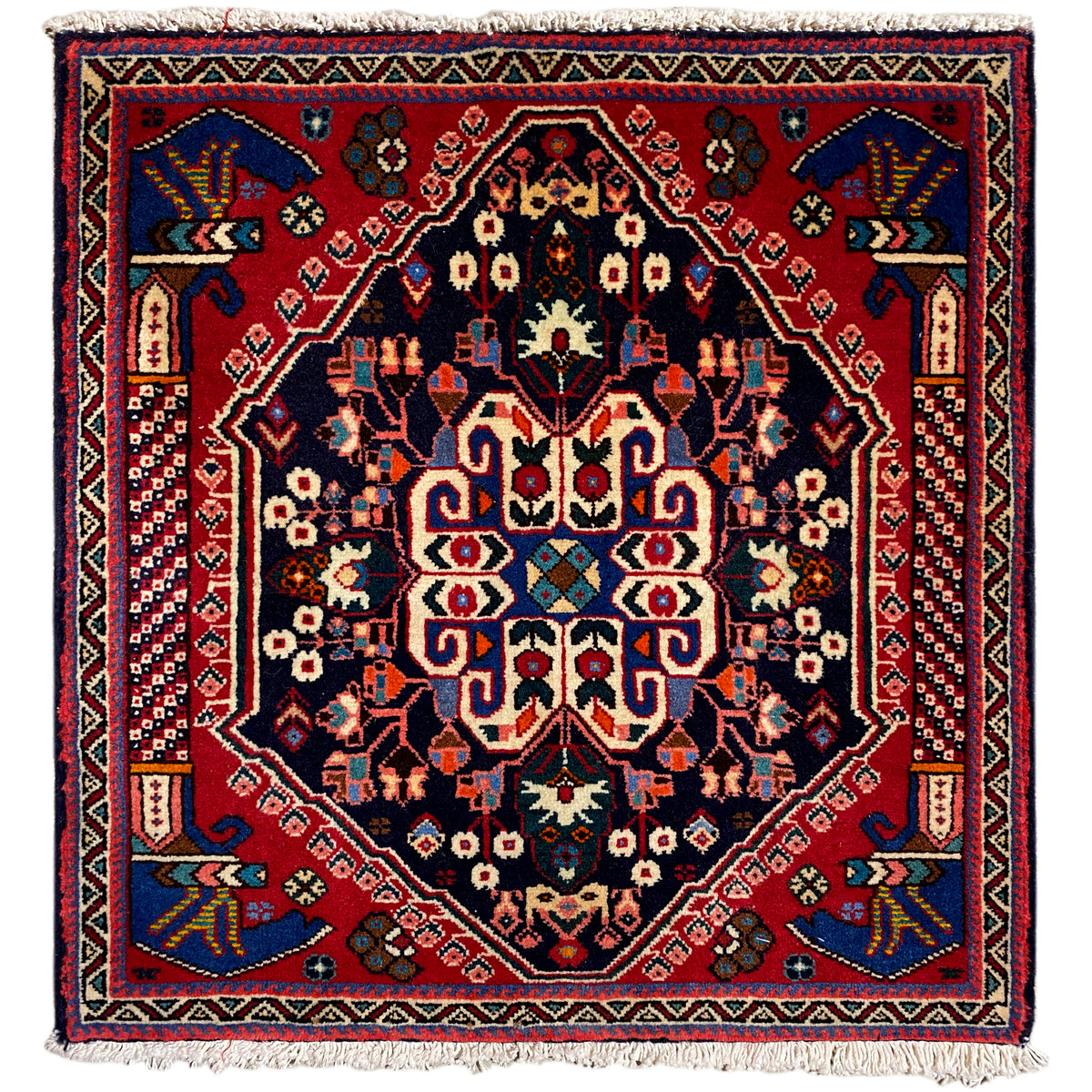 Tappeto Poshti 66x63 cm con blu scuro, rosso e un motivo ornamentale ricco di dettagli