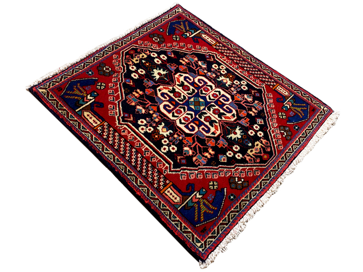 Tappeto Poshti 66x63 cm, campo blu scuro, bordo rosso e ornamenti floreali