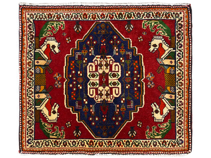 Tappeto Poshti con fondo rosso, medaglione centrale blu e bordo decorativo