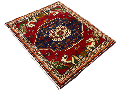 Tappeto Poshti a losanghe, fondo rosso, medaglione blu e motivi ornamentali con animali