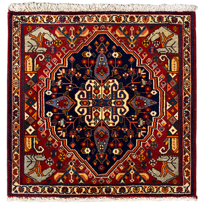 Tappeto con bordo rosso e motivo a medaglioni blu, bordura tessuta e frange