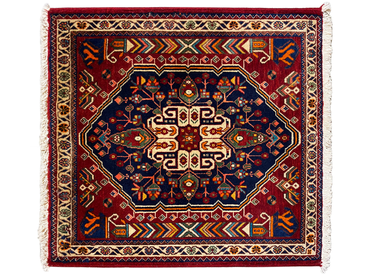 Tappeto 63x60 cm blu scuro con motivo rosso, fascia bordata e frange