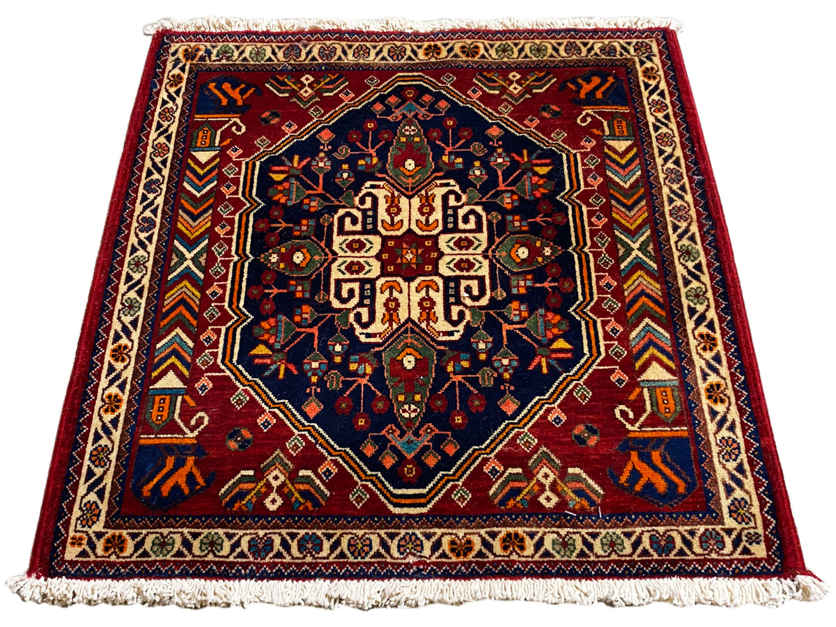 Tappeto 63x60 cm, rettangolare, con centro blu scuro e cornice ornamentale colorata