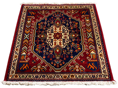 Tappeto 63x60 cm, rettangolare, con centro blu scuro e cornice ornamentale colorata