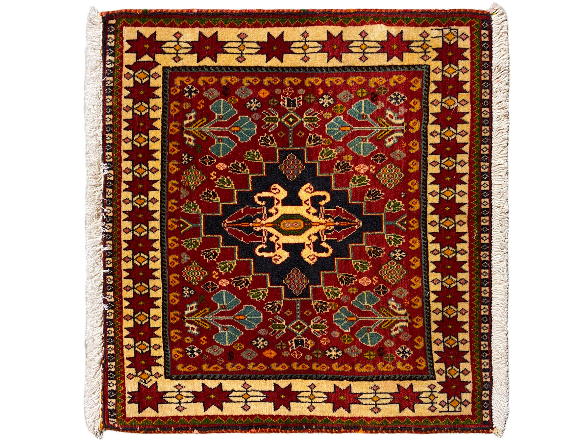 Tappeto 60x58 cm: ornamento rosso, centro nero, bordo colorato, frange