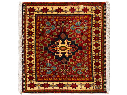 Tappeto 60x58 cm: ornamento rosso, centro nero, bordo colorato, frange