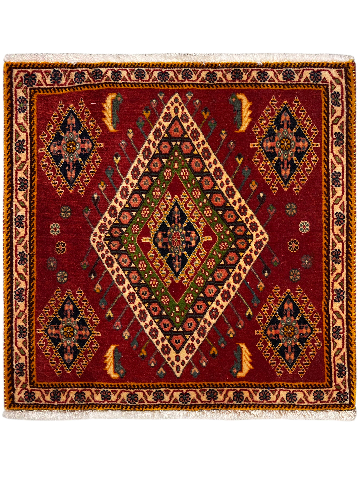 Tappeto Poshti con fondo rosso, motivo geometrico a rombi e bordo decorativo
