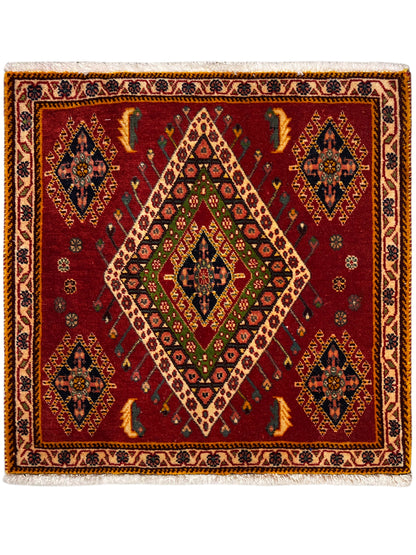Tappeto Poshti con fondo rosso, motivo geometrico a rombi e bordo decorativo