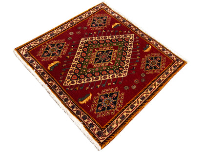 Tappeto Poshti con fondo rosso, medaglione centrale e bordo decorato