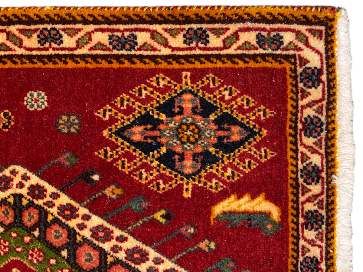 Primo piano del tappeto Poshti: vello rosso con bordo e frange