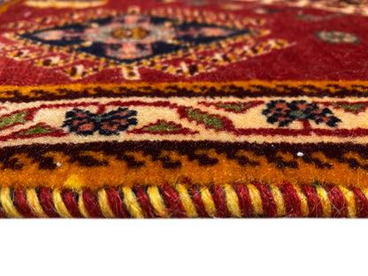 Dettaglio del tappeto Poshti sul bordo: frange e bordure multicolori
